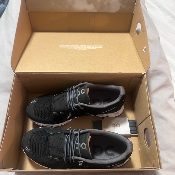 On running shoes sz 6 new with box - Picture 3 of 4